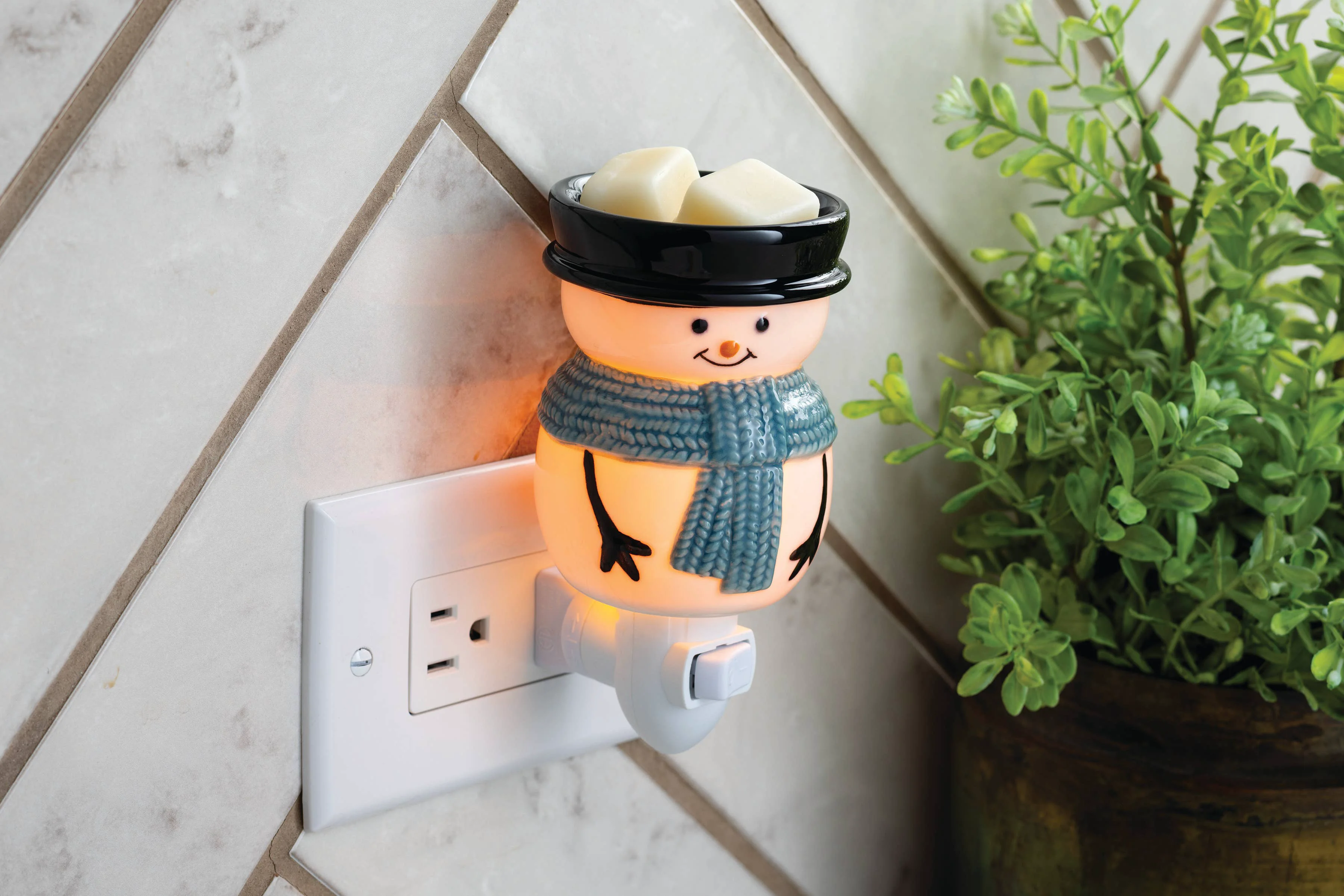 Quality Snowy Pluggable Fragrance Warmer Crafted