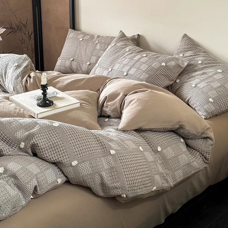 Stylish Three-Tone Bedding Set World-Class