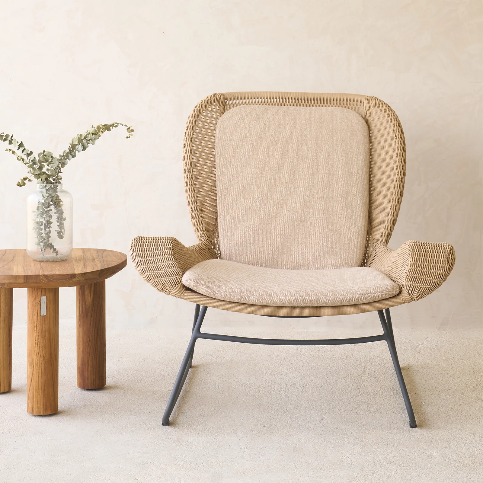 Long-Lasting Vista Outdoor Lounge Chair Ginger Graphite Frame with Sesame Cushions Organic