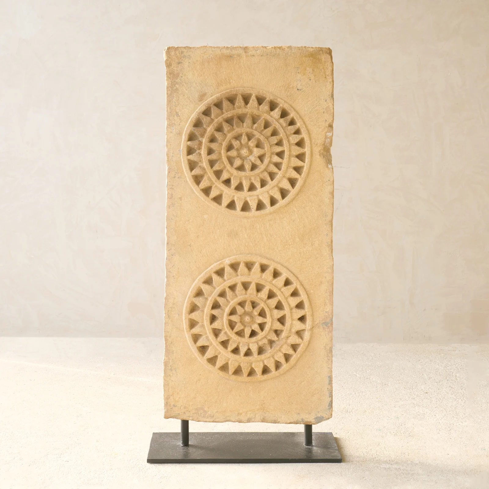 Long-Lasting Reclaimed Architectural Sandstone Panel A Relaxed