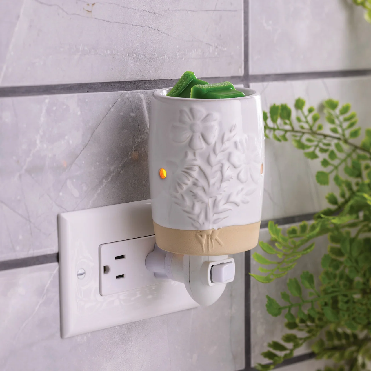 Fashionable Garden Blooms Floral Pluggable Fragrance Warmer Verified